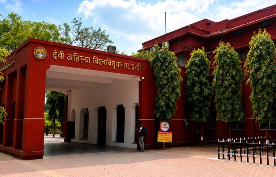 DAVV Signs MoU with Educational Institutions for Academic Collaboration